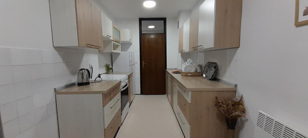 Cozy And Sunny Apartment Near The Airport Sarajevo Exterior photo