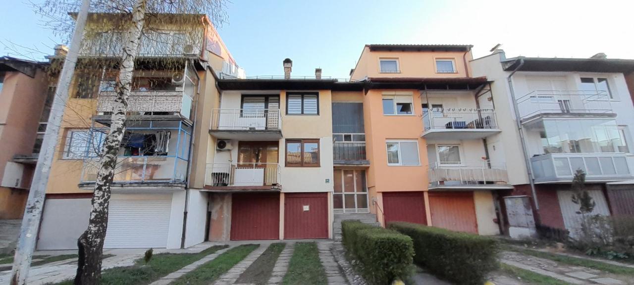 Cozy And Sunny Apartment Near The Airport Sarajevo Exterior photo
